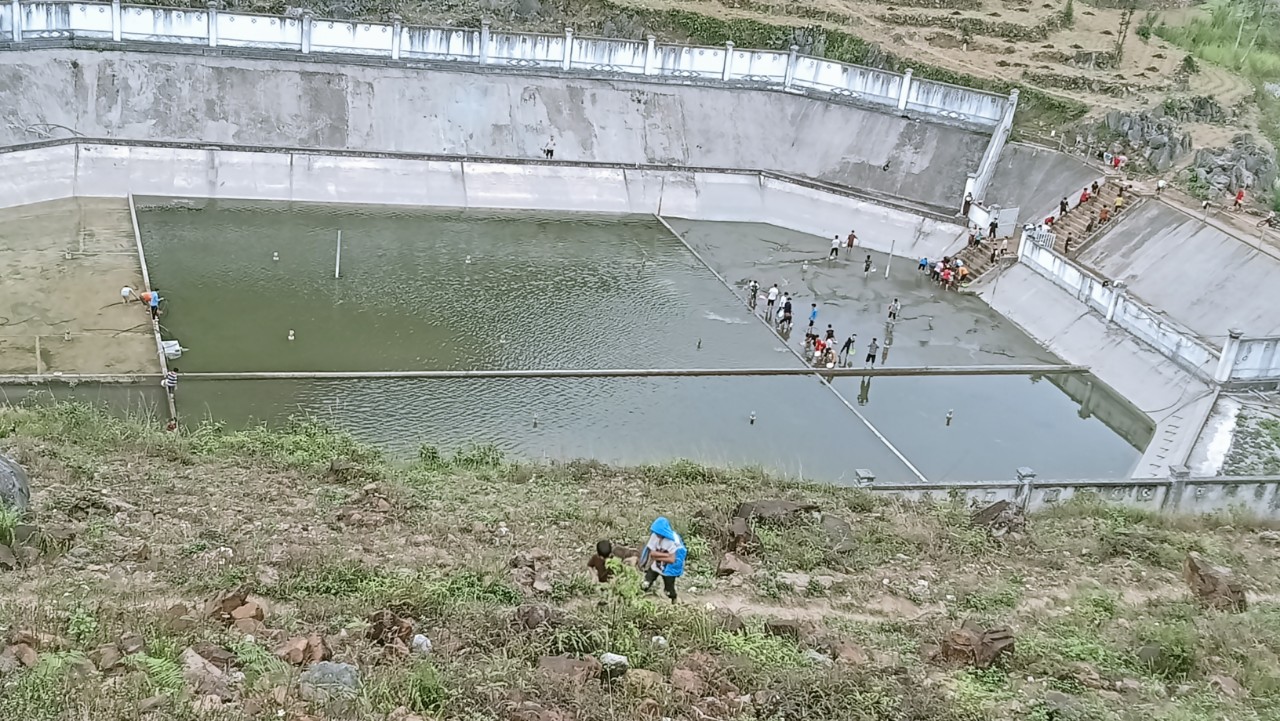 Học sinh trường THCS DTBT xã Lũng Chinh tổ chức lao động dọn vệ sinh hồ treo