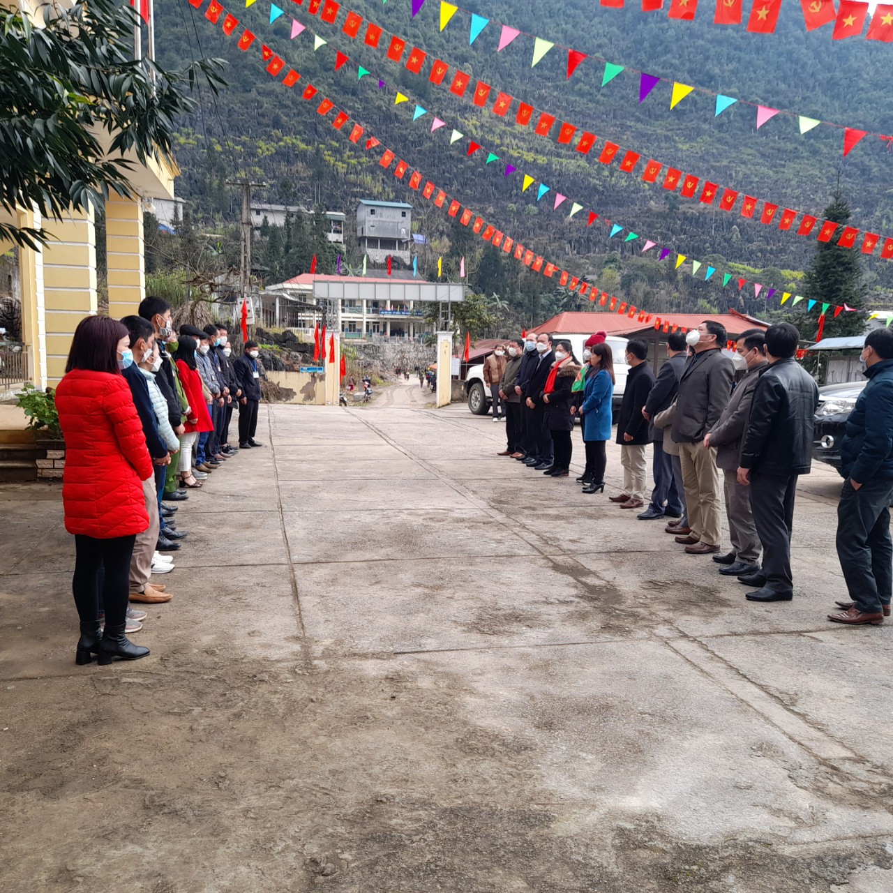 Lanh đạo huyện Mèo Vạc thăm và chúc tết  CBCC UBND xã Lũng Chinh
