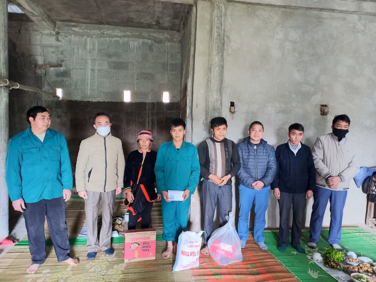 Cán bộ Lãnh đạo xã, CBCC, VC Uỷ ban nhân dân xã Lũng Chinh tổ chức thăm và tặng quà cho tân binh thôn Sủng Khể.